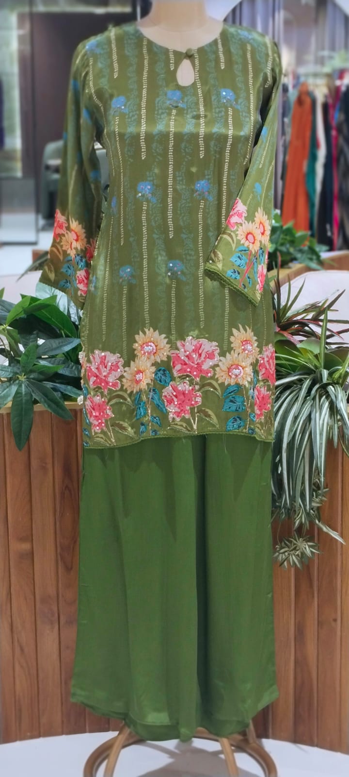 Bright Floral Embellished Kurta Set with Keyhole Neckline & Matching Wide-Leg Pants Co-Ord Set-