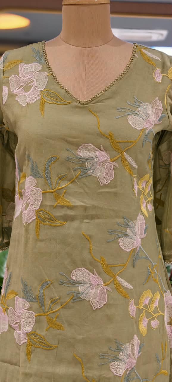 Elegant Applique Look Floral Embroidered 3-Piece Crush Surat Mul-Chanderi Full Suit Set With Dupatta- 15431