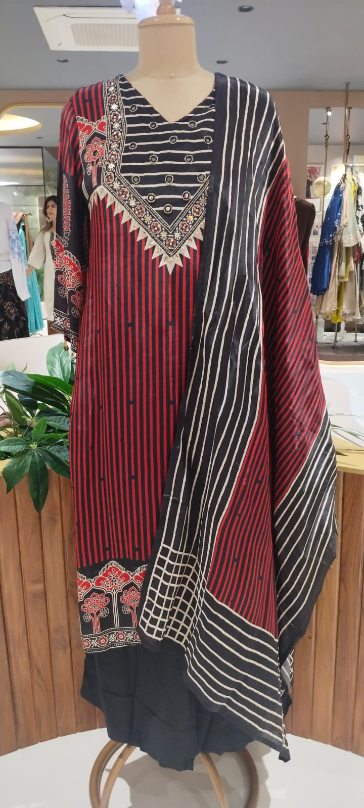 Linear Geometric Prints Foil Mirror Yoke Crepe Full Suit Set With Dupatta- 16249