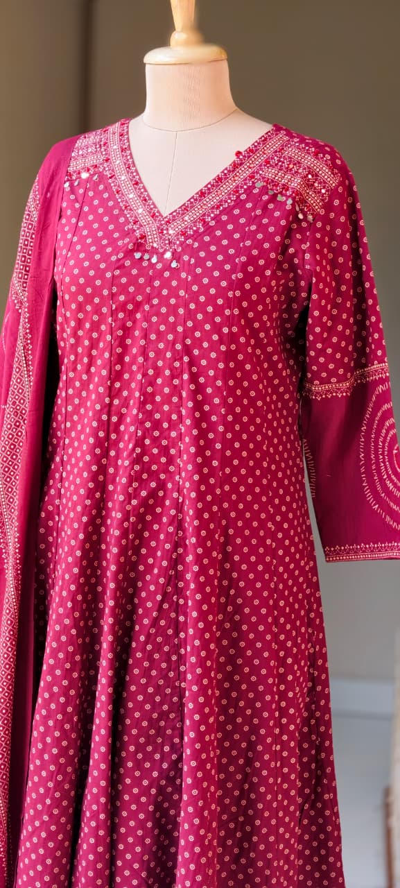 Tiny Block Prints V-Neck Panel Anarkali Full Suit Set With Dupatta In Cotton Fabric- 14902