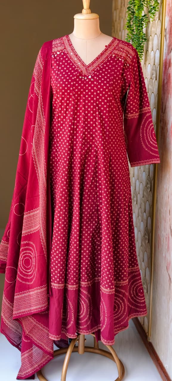 Tiny Block Prints V-Neck Panel Anarkali Full Suit Set With Dupatta In Cotton Fabric- 14902