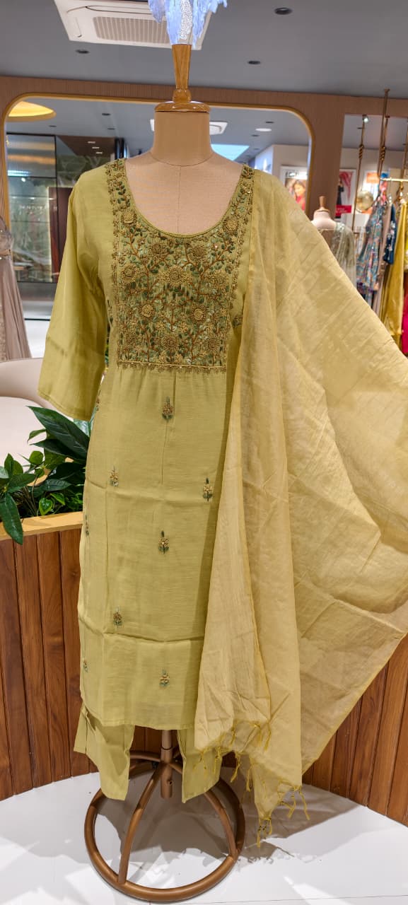 Surat Mulchanderi Rose Floral Embroidered Blush Pink Yoke Work Kurta Pant With Dupatta Set-