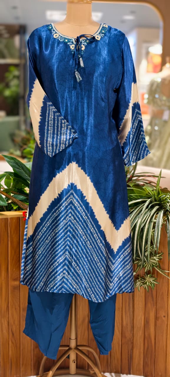 Women Gajji Silk Blend Dual-Tone Shibori Tie-Dye Kurta Pant Set with Intricate Neck Embroidery