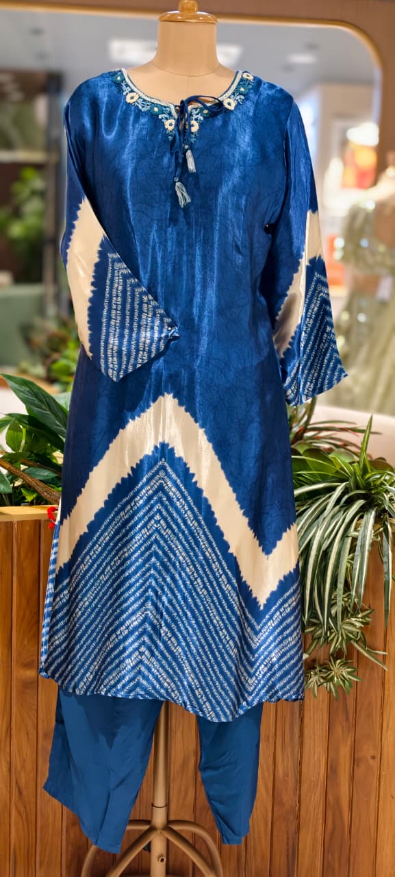Women Gajji Silk Blend Dual-Tone Shibori Tie-Dye Kurta Pant Set with Intricate Neck Embroidery